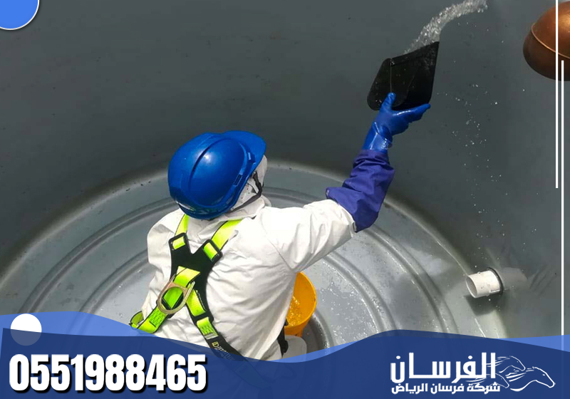 يقوم الفني بتنظيف الخزانات بدقة عالية مع استخدام مواد آمنة لتعقيم المياه بشكل كامل.