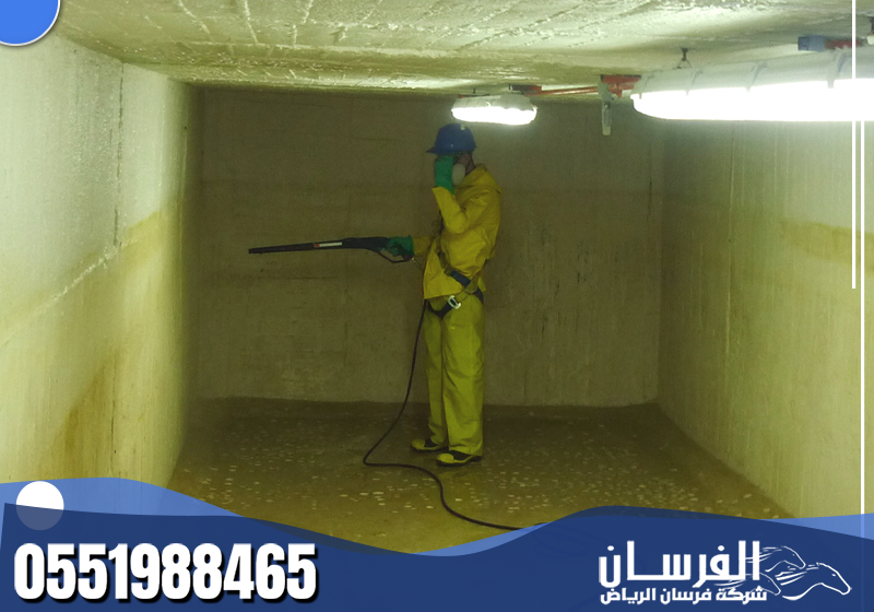 يتمكن الفني من إزالة الرواسب والأوساخ من جميع أنواع الخزانات بسرعة وكفاءة.