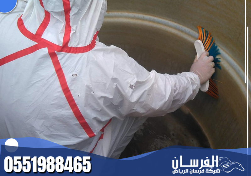 يعتمد الفني على أدوات متطورة لضمان تنظيف الخزانات العلوية والأرضية بدقة تامة.