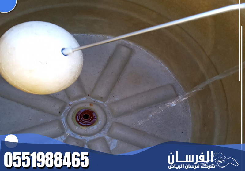 يقوم الفني بتعقيم الخزانات بعد التنظيف لضمان نظافة المياه وسلامتها للمستخدمين.