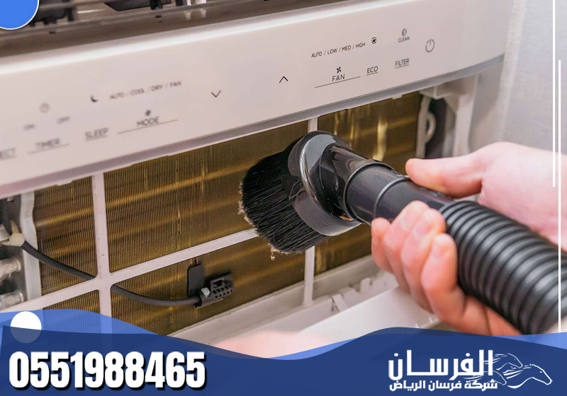 الفني ينظف مكيفات الشباك بالرياض بدقة لكل جزء لضمان تبريد فعال وبيئة نظيفة وصحية.