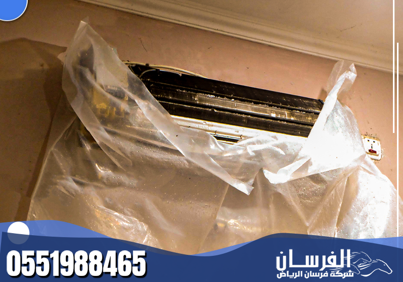 يقوم الفني بغسل الفلاتر وتنظيف ملفات المبخر والمكثف لإزالة الغبار والأتربة المتراكمة.