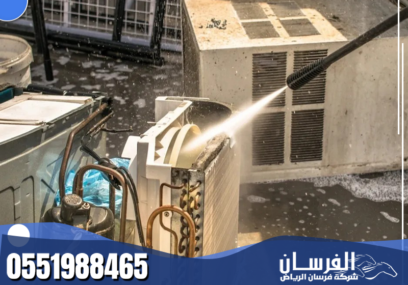 تنظيف ريش مروحة الموتور وصينية التنقيط بعناية يمنع تراكم الأوساخ ويزيد كفاءة التبريد.