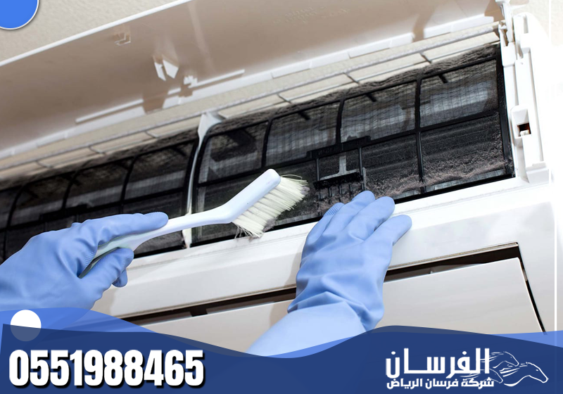 الفني يعتني بالشبكة البلاستيكية الأمامية ويغطي الأجزاء الإلكترونية لضمان سلامة التشغيل.