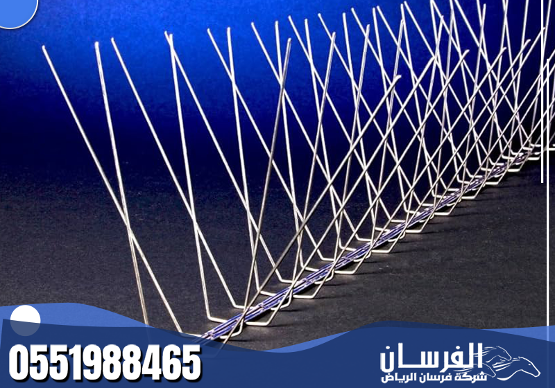 يثبت الفني شبك طارد الحمام على المناور والنوافذ بطريقة مناسبة تمنع دخول الحمام للمساحات الضيقة.