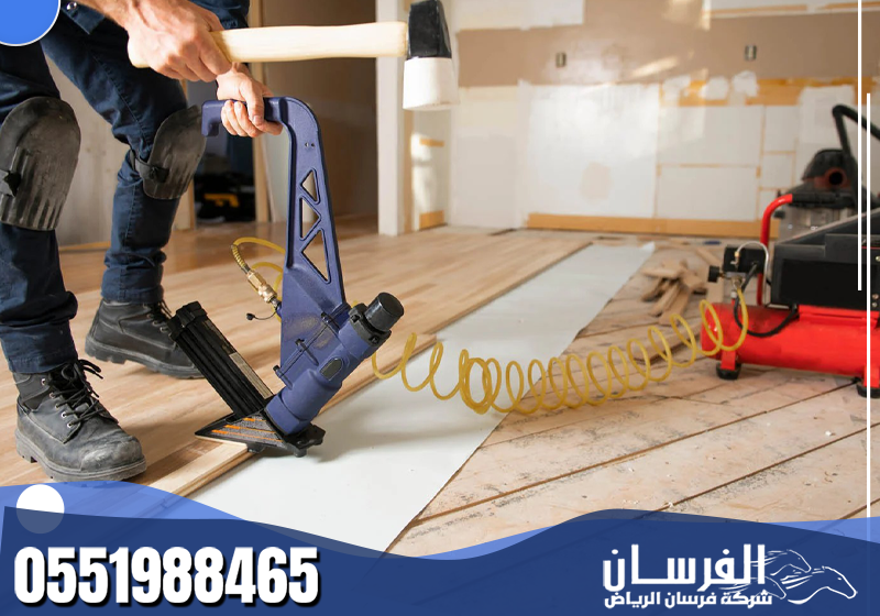 شركة تركيب باركيه بالرياض 0551988465 فرسان الرياض يقوم الفني بتركيب باركية بدقة عالية لضمان استواء الأرضية وجمال المظهر النهائي.
