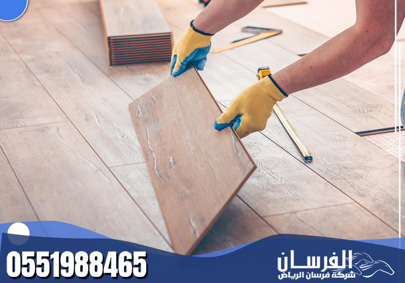 فني تركيب باركيه بالرياض 0551988465 فرسان الرياض يقوم الفني بتركيب الباركية مع ضبط الفواصل والزوايا بعناية ليظهر التصميم متناسقًا وأنيقًا.