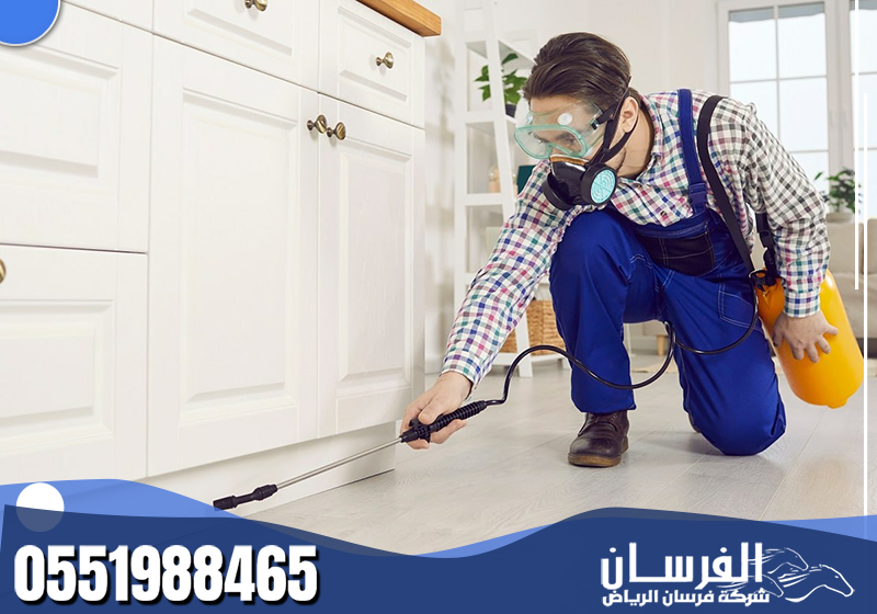 يقدّم الفني خدمة مكافحة الصراصير باستخدام أساليب مدروسة تستهدف أماكن الاختباء وتمنع عودة الحشرات مرة أخرى.
