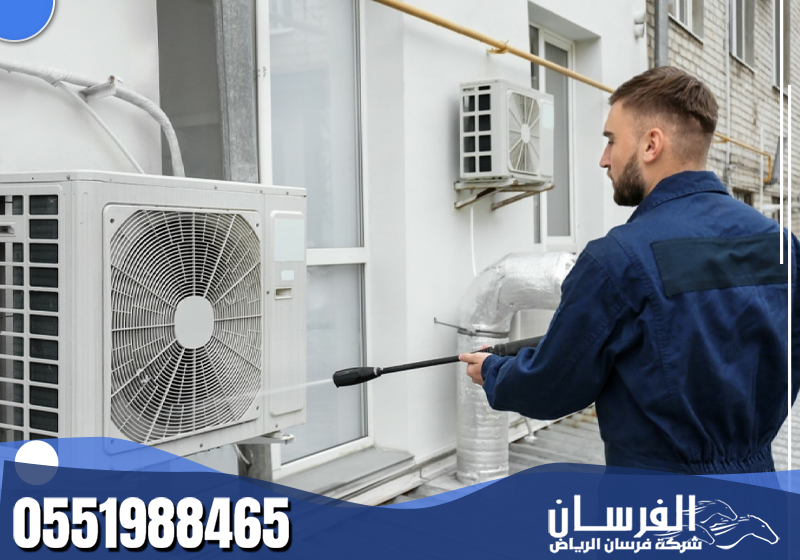 يقوم الفني بتنظيف المكيف بدقة، يزيل الأتربة ويعقم الأجزاء لضمان هواء نقي وكفاءة تبريد عالية.