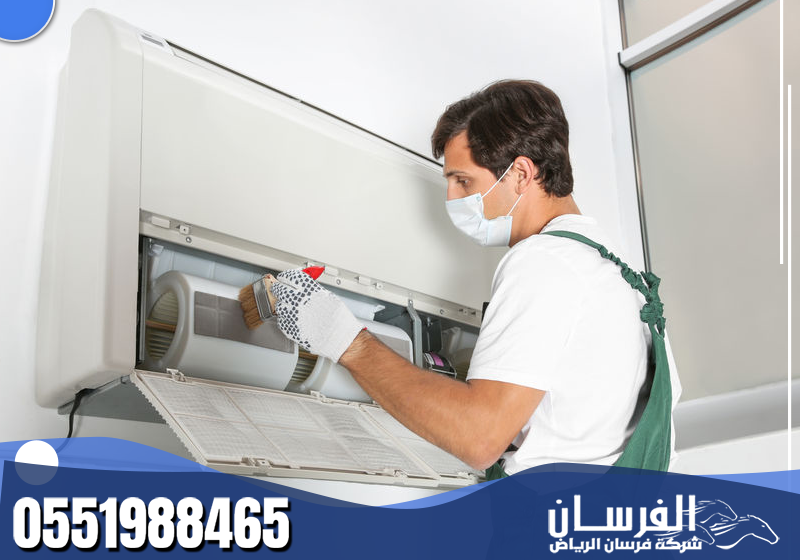 يتولى الفني تنظيف المكيف بعناية، يعالج الانسدادات ويزيل الروائح لضمان تشغيل مستقر.