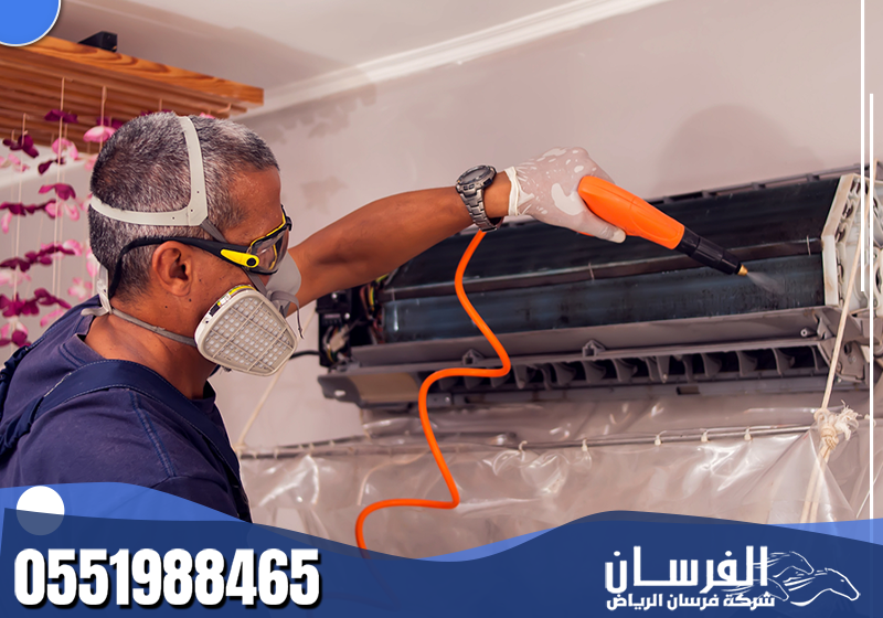 يباشر الفني تنظيف المكيف ميدانياً، يفحص المكونات ويعيد ضبطها لرفع كفاءة التشغيل.
