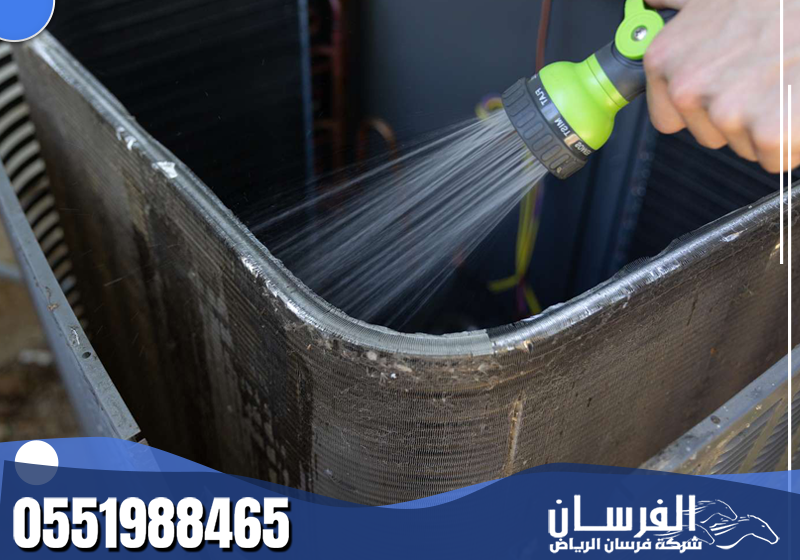 يقدم الفني تنظيف المكيف شاملًا، يطهر الفلاتر والمراوح لضمان تدفق هواء صحي وآمن.