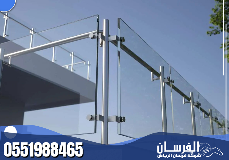 الفني المختص يقوم بتركيب الزجاج بدقة عالية مع ضمان تثبيت آمن لجميع المقاسات المطلوبة.