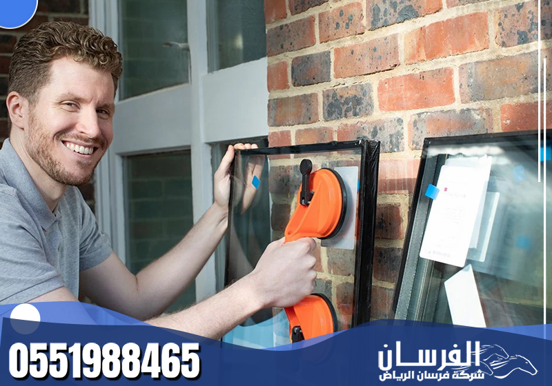 الفني يجهز الزجاج ويثبته بعناية فائقة لتلبية متطلبات العملاء وفق أعلى معايير السلامة.