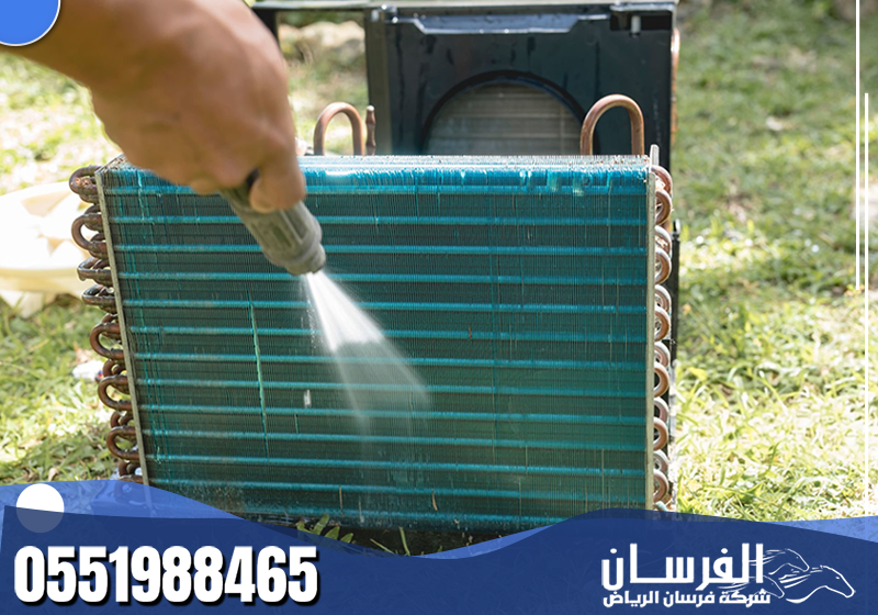 خبير تنظيف المكيفات بدقة واحترافية عالية لضمان هواء نظيف وصحي