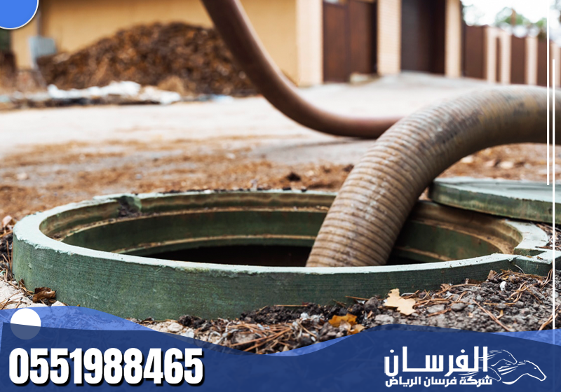 متخصص يقوم بتسليك المجاري باستخدام أنبوب شفط لإزالة الانسدادات وتنظيف الصرف الصحي