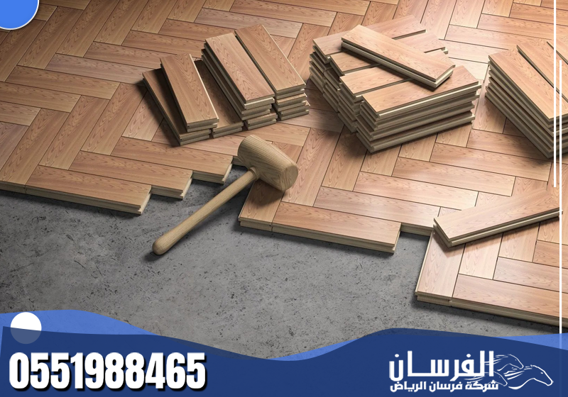 ألواح باركيه خشب بتصميم عصري قبل التركيب، تمنح المكان لمسة دفء وأناقة.