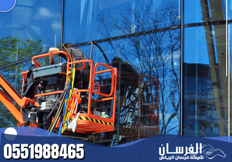 متخصص في تركيب واجهات زجاجية بتقنيات حديثة ومظهر أنيق
