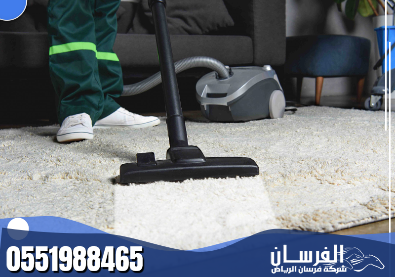 تنظيف سجاد احترافي باستخدام مكنسة قوية لإزالة الأتربة العميقة بكفاءة عالية.