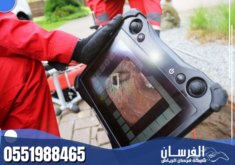 يستخدم أحدث المعدات لضمان تنظيف شامل للمجاري والأنابيب.