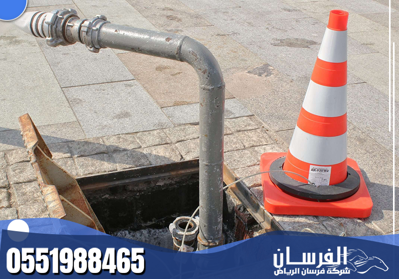 عملية شفط وصيانة مسلك المجارى باستخدام معدات متخصصة مع تأمين الموقع بمخروط أمان