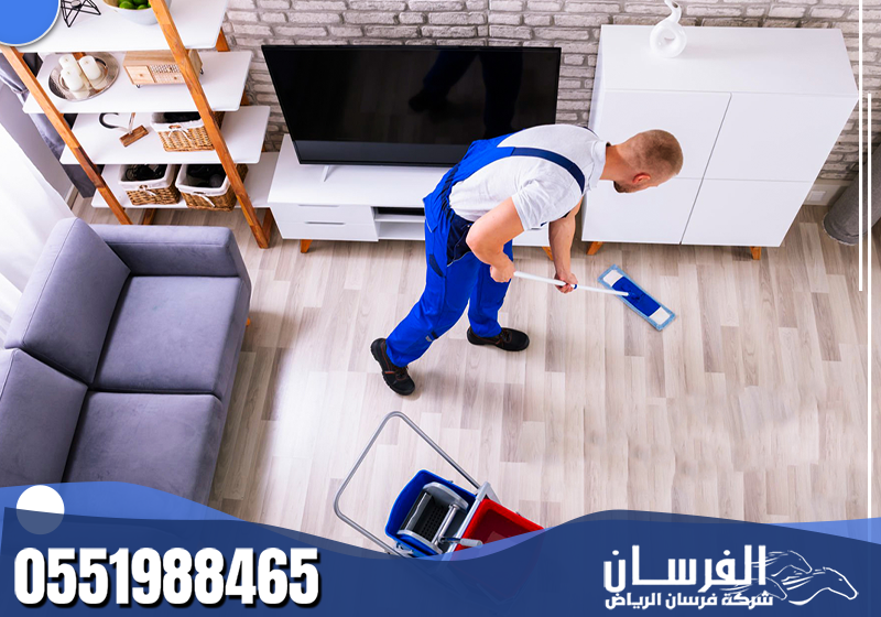 يقوم المتخصص بتنظيف شامل ودقيق لكل أنحاء المنزل لضمان بيئة صحية ونظيفة