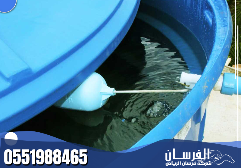 تنظيف الخزانات البلاستيكيه يمنع تكون البكتيريا ويطيل عمر الخزان الافتراضي.