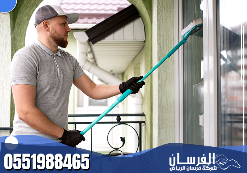 شركة تنظيف واجهات زجاج بالرياض 0551988465 فرسان الرياض يقوم الفني بتعقيم وتنظيف كافة الممرات والمرافق في العمائر بدقة عالية وبكفاءة.