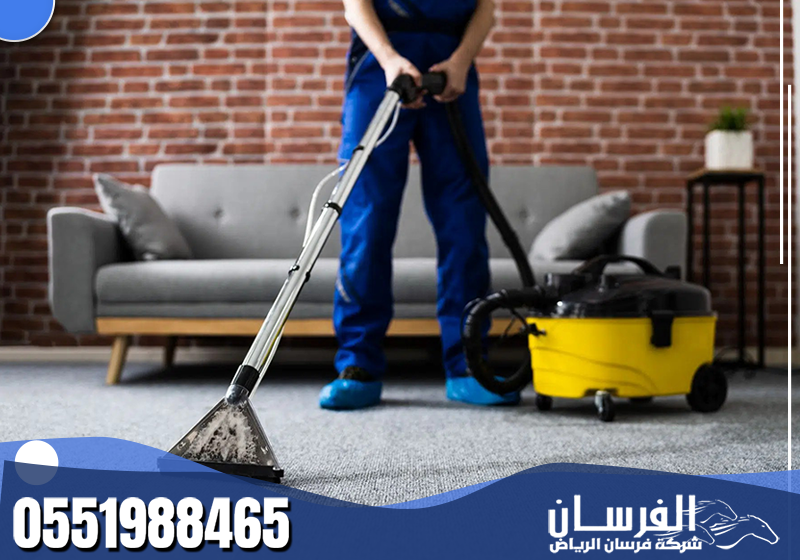 خبير في تنظيف جميع الأسطح والأرضيات بدقة واحترافية عالية.