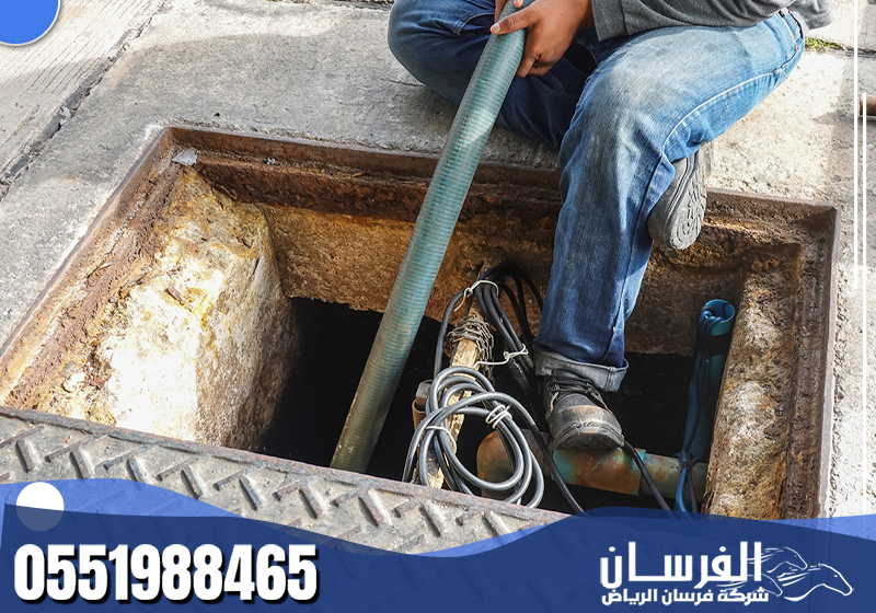 فني ماهر يقوم بتسليك المجاري باستخدام أنبوب شفط لإزالة الانسدادات وتنظيف الصرف الصحي دون إتلاف الأنابيب.