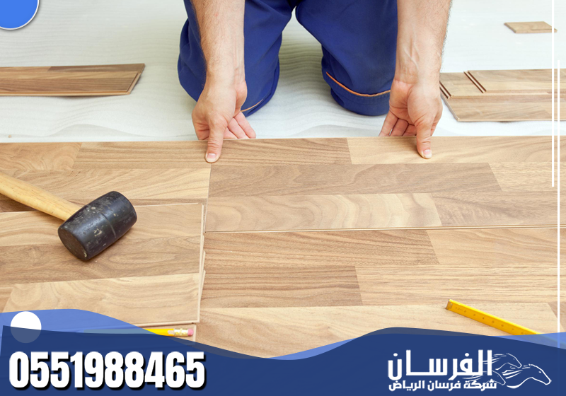 خبير تركيب باركيه بالأحساء، يستخدم أدوات حديثة ومواد عالية الجودة لضمان ثبات الألواح ولمعان الأرضيات لأطول فترة ممكنة.