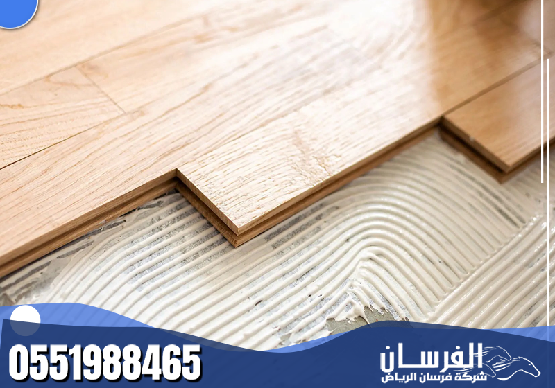 مراحل تركيب بلاط باركيه الخشبي، مع إبراز جودة الخامات والتنفيذ المتقن.