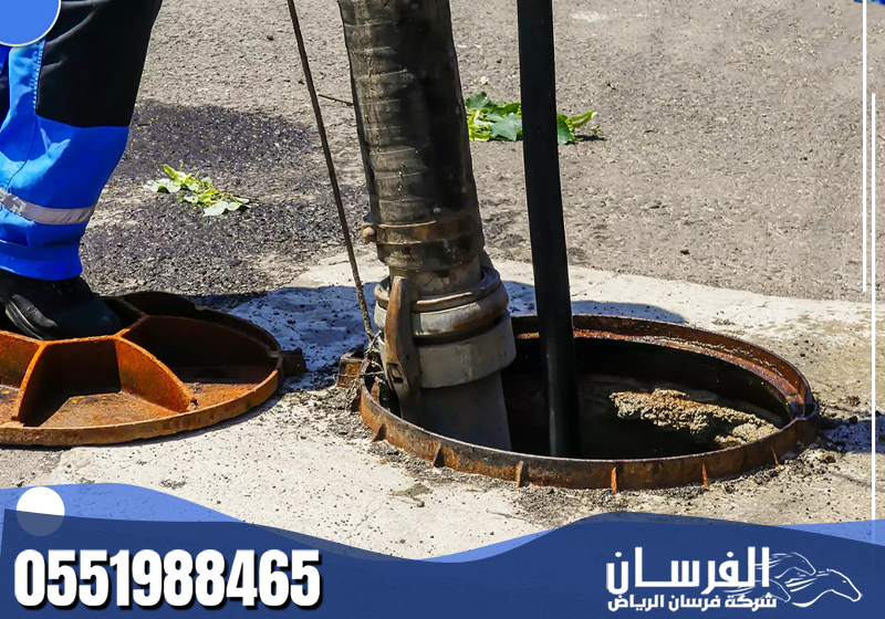 فريق متخصص يقوم بعملية تسليك وصيانة المجارى مع معدات السلامة الضرورية.