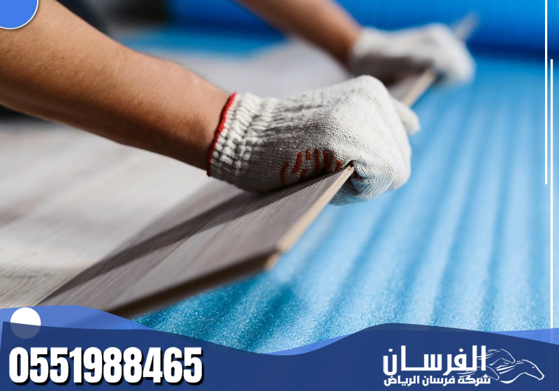 متخصص محترف يركب الواح باركيه بدقة عالية ويضمن تشطيبًا أنيقًا وثباتًا يدوم طويلًا.