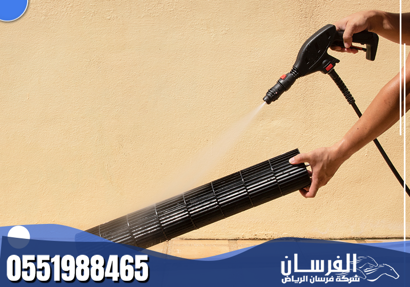 متخصص في صيانة وتنظيف المكيفات المنزلية والتجارية بعناية فائقة لضمان أفضل أداء.