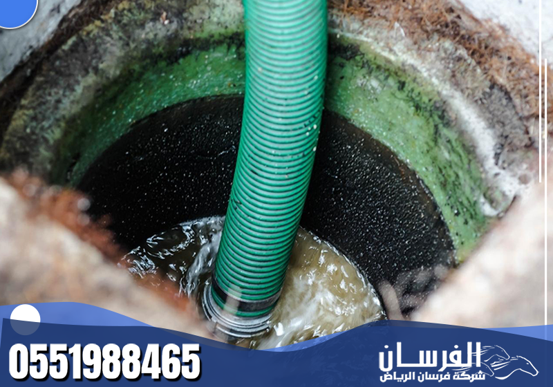 تسليك المجاري باستخدام أنبوب شفط لإزالة الانسدادات وتنظيف الصرف الصحي بكفاءة عالية.