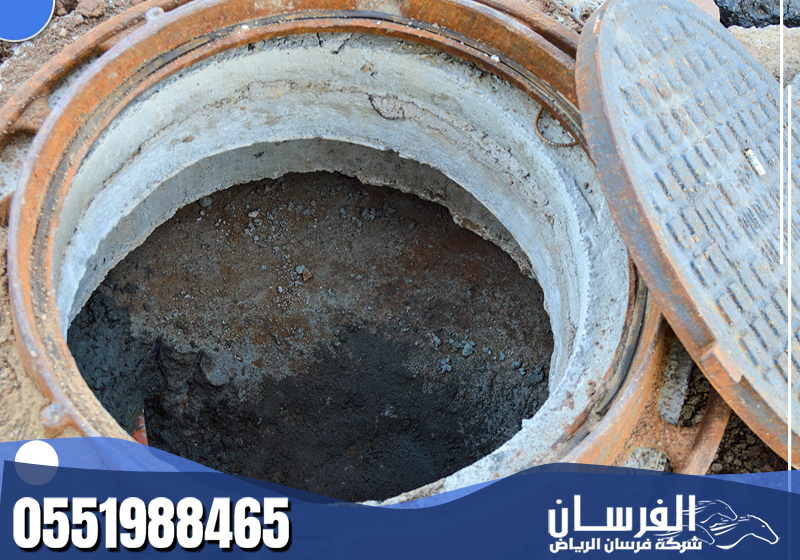 تأمين موقع العمل أثناء صيانة المجارى لتجنب أي حوادث.