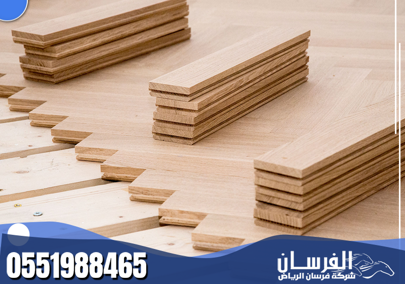 ألواح باركيه خشبية موضوعة بدقة قبل التركيب، تعكس جودة الخامات وجمال الأرضيات.