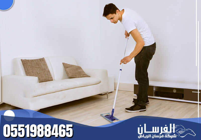 يقوم المتخصص بتنظيف شامل للأثاث والأرضيات والمطابخ لضمان بيئة مرتبة.