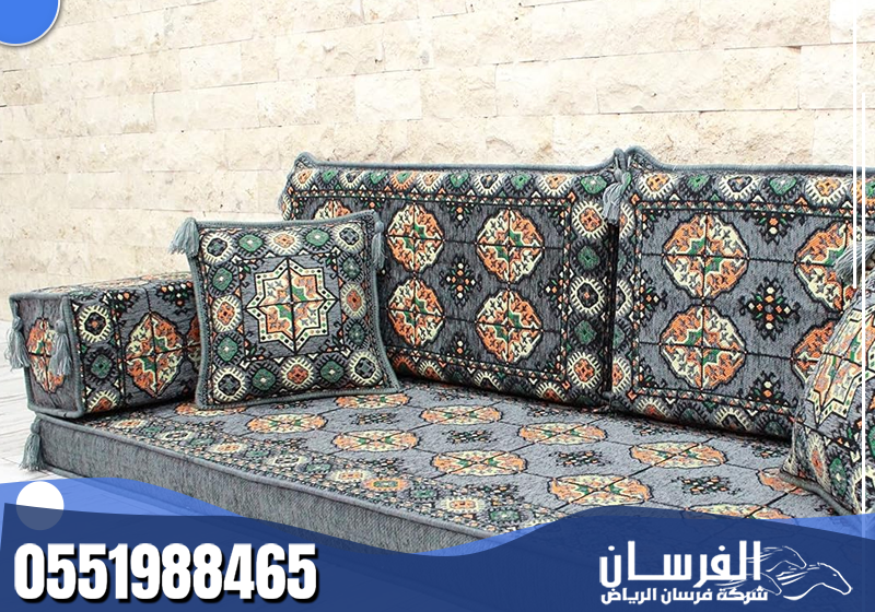 تنظيف مجالس تراثية مع الوسائد والسجاد بنتائج مميزة