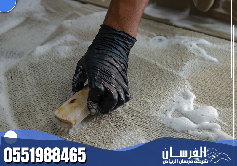 متخصص في تنظيف وغسيل السجاد باحترافية ودقة عالية.