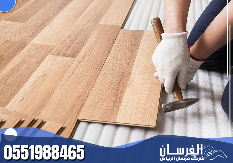 متخصص تركيب باركيه ماهر يستخدم أدوات حديثة ومواد عالية الجودة لضمان ثبات الألواح ولمعان الأرضيات يدوم طويلاً مع كل مشروع.