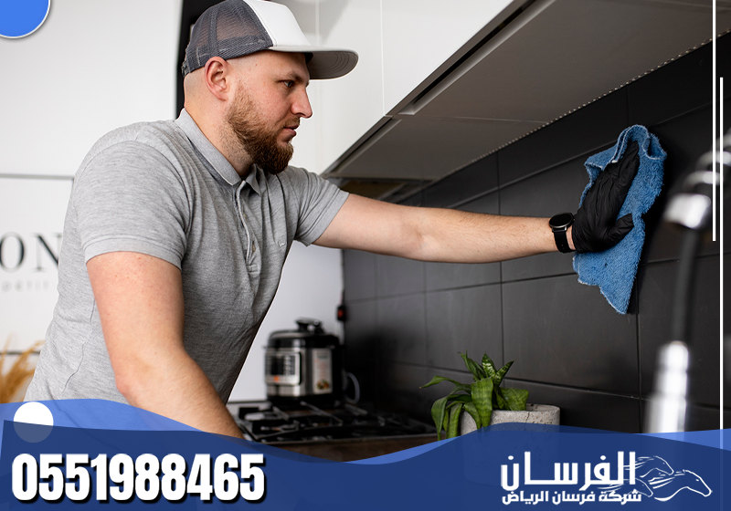 يضمن المتخصص تنظيف سريع وفعال مع التركيز على الأماكن التي يصعب الوصول إليها.