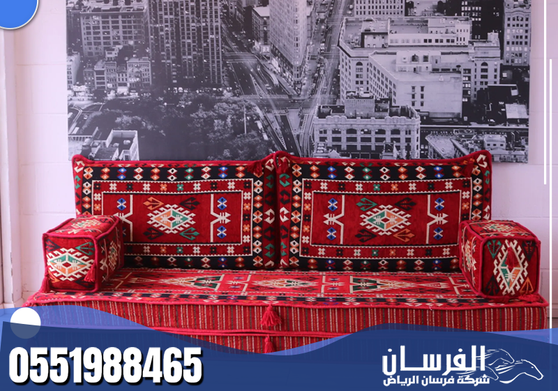 مجالس تراثية نظيفة بالكامل مع الوسائد والسجاد، وإزالة الأوساخ بشكل مميز بالرياض.