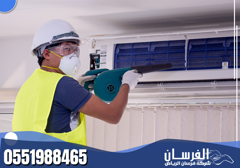 متخصص تنظيف وصيانة مكيفات الشباك بدقة متناهية مع تقديم نصائح دورية للحفاظ على عمر الجهاز.