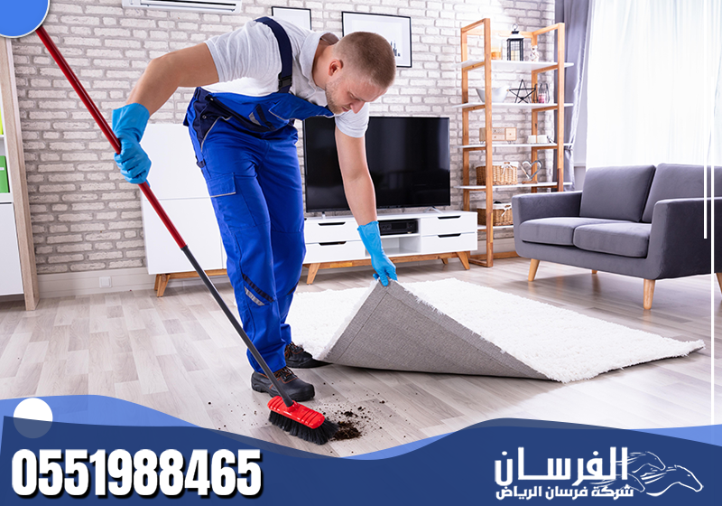 محترف في تنظيف المفروشات والسجاد باستخدام أحدث الأجهزة.