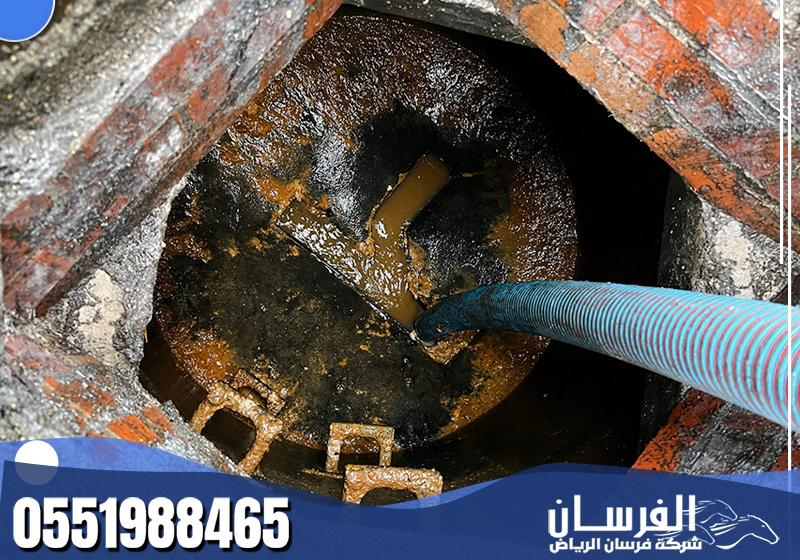 تسليك المجاري باستخدام أنبوب شفط لإزالة الانسدادات وتنظيف الصرف الصحي بطريقة احترافية.