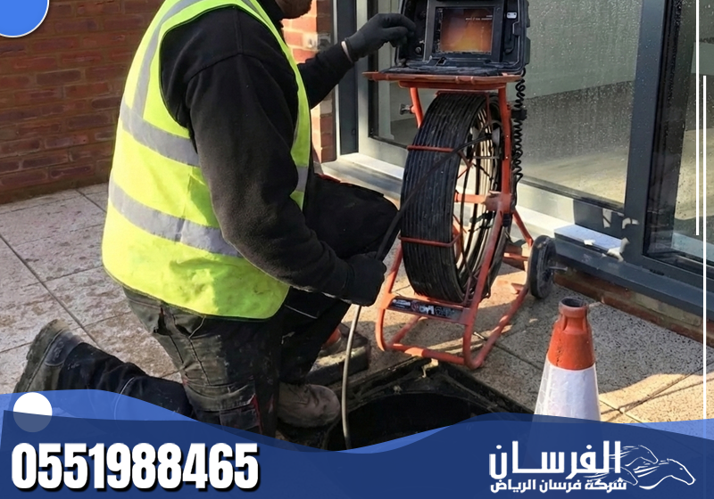 فريق محترف يتولى تنظيف وصيانة المجارى مزود بكامل معدات السلامة.