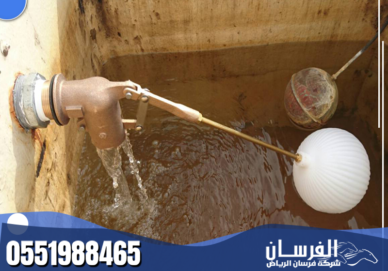 يقوم الفني بإزالة الأوساخ والميكروبات من الخزانات الكبيرة والصغيرة بكفاءة عالية.