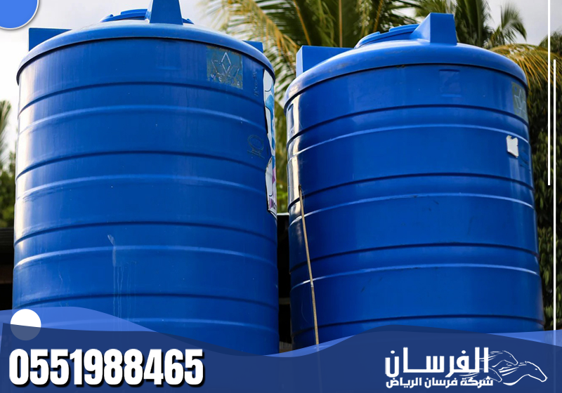 يعتمد الفني على معدات حديثة لتعقيم الخزان بالكامل، والحفاظ على جودة المياه.